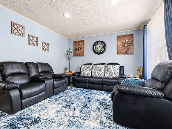 4th image of 400 W Myrtle Street