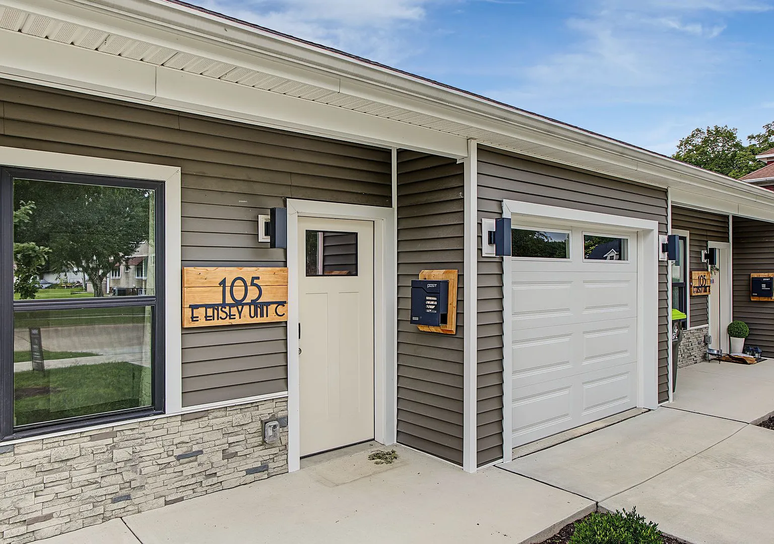 Modern Townhomes with Attached Garage-Tuscola — Photo 1