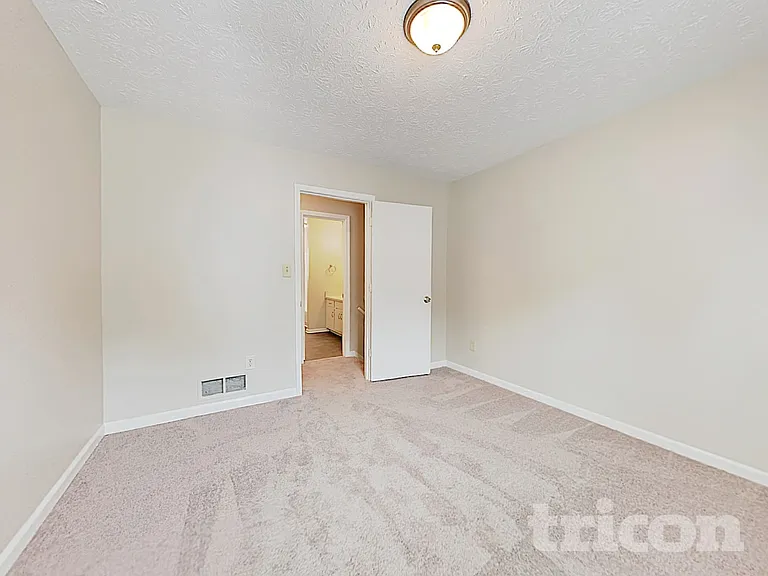190 Canterbury Ln — Photo 11