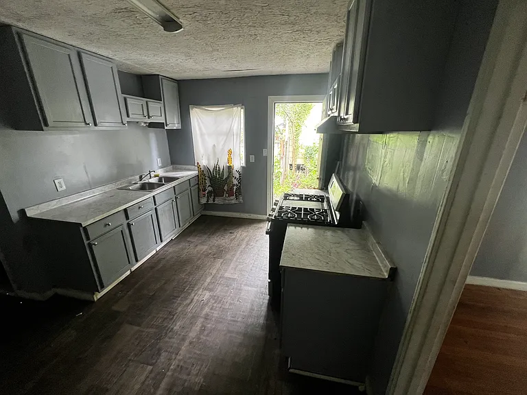 220 Taylor St — Photo 4