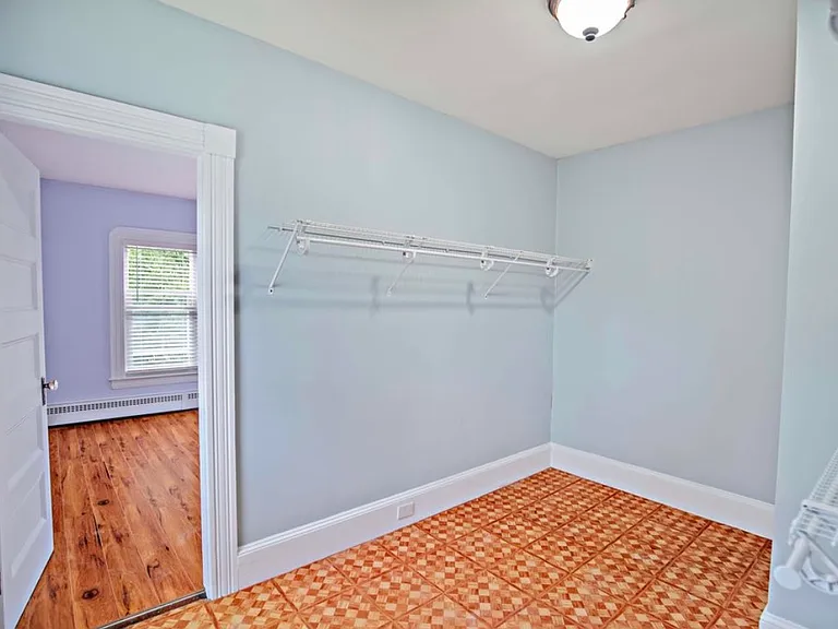 400 Wilson St — Photo 3