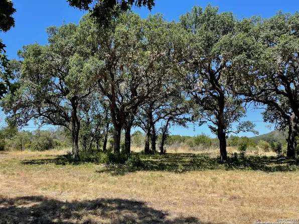 125 Mountain St, Leakey, TX 78873