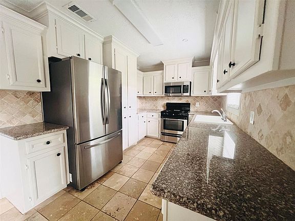 2nd image of 1910 Huge Oaks St