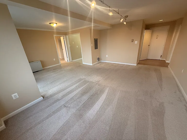 10201 Grosvenor Pl — Photo 20