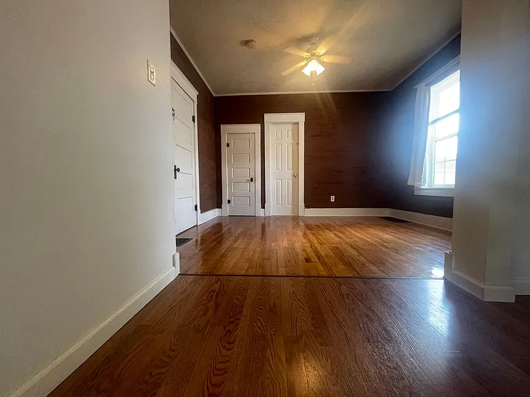 321 E College St — Photo 8