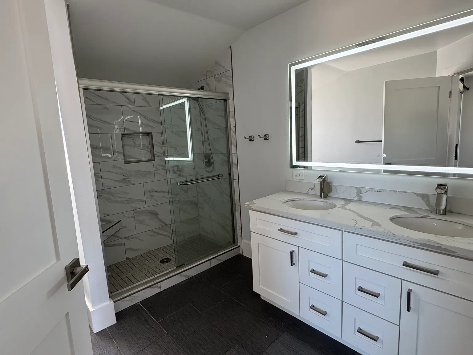 4 bed, 2.5 bath, 2500 sqft, $5,500 — Photo 3