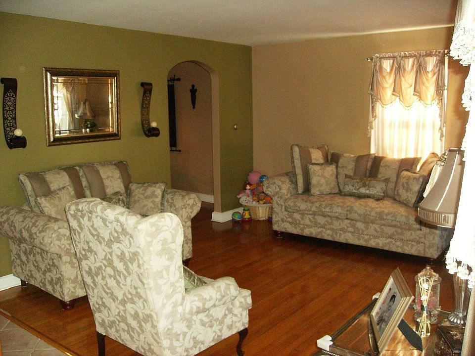 Living Room w/fireplace