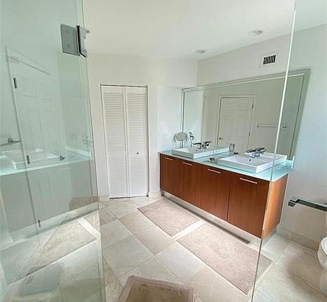3rd image of 101 SE 15th Avenue #E