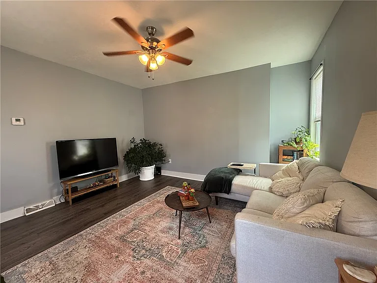 907 Spring Way — Photo 16