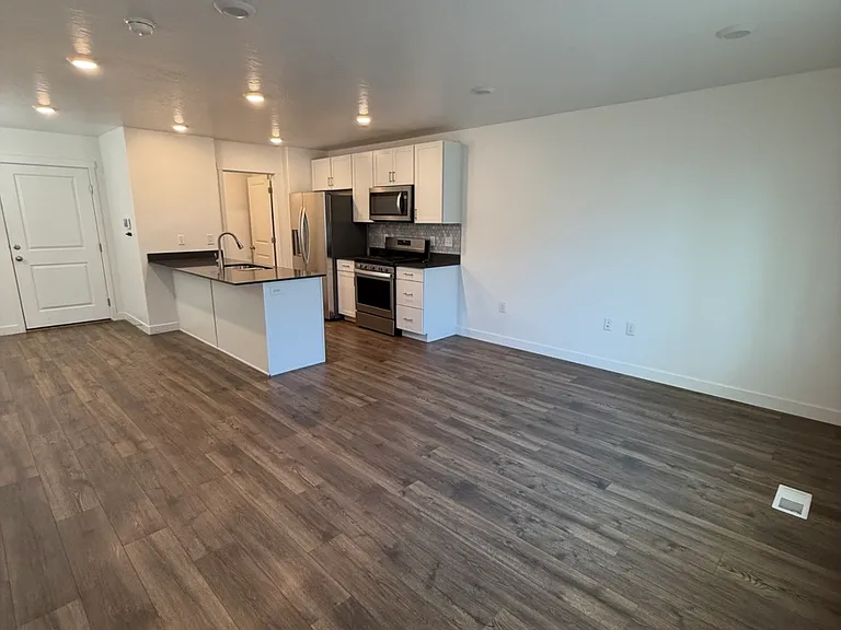 946 E Thunderbolt Ct — Photo 3