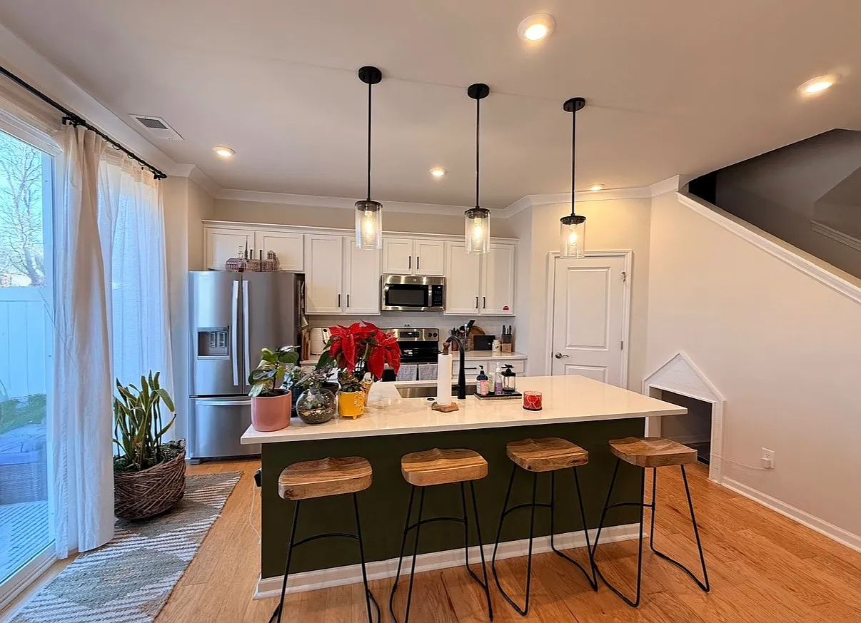 3 bed, 2.5 bath, 1693 sqft, $2,500 — Photo 1