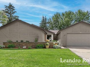 661 Twin Lakes Dr NE, Grand Rapids, MI 49525