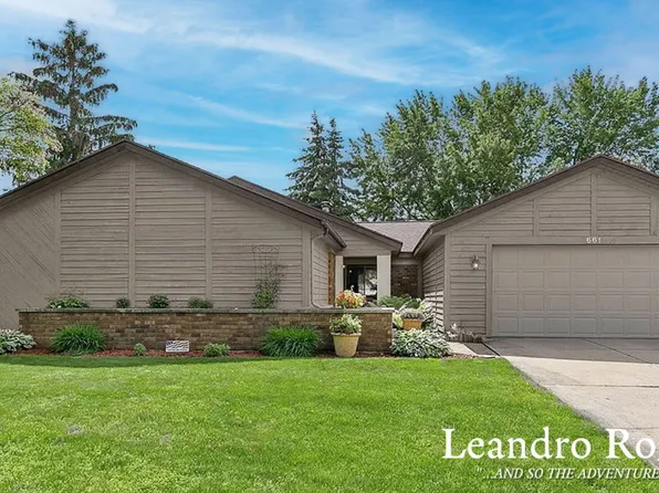 661 Twin Lakes Dr NE, Grand Rapids, MI 49525