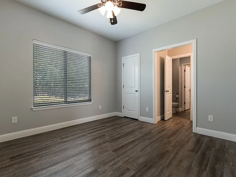 2404 W Lowden St — Photo 5