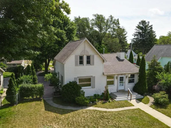 611 Pine St, Elk Rapids, MI 49629