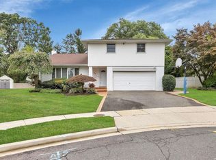 34 Robin Ct, Plainview, NY 11803