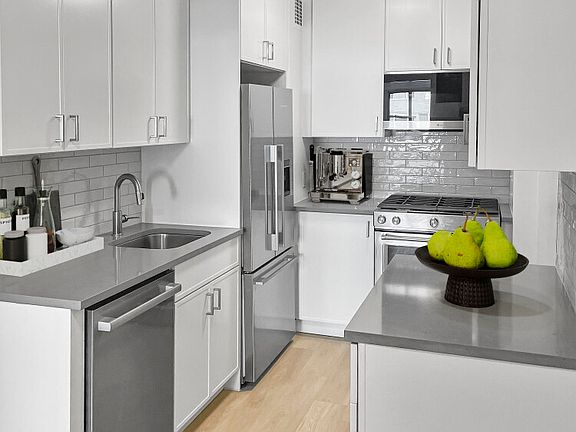 4th image of 166 E 34th St #2001