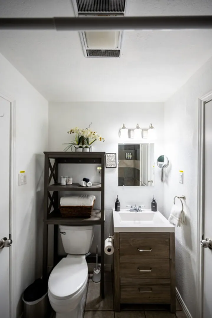 7 bedrooms! King & Queen beds! 2 Kitchens! 10 min from Dallas! — Photo 3