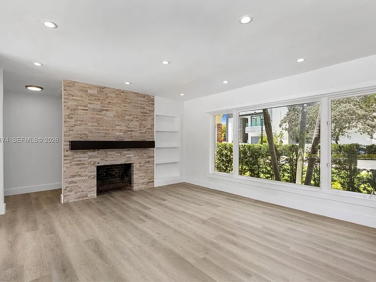 330 Coconut Isle Dr — Photo 4