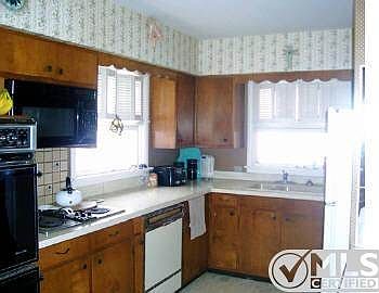 3rd image of 518 Hutchinson St