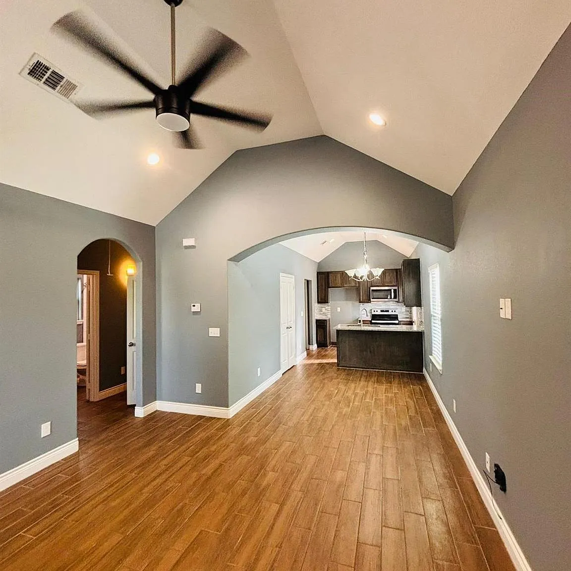 3 bed, 2.0 bath, 1012 sqft, $1,385 — Photo 4