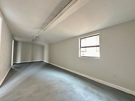 5th image of 809 W University Blvd
