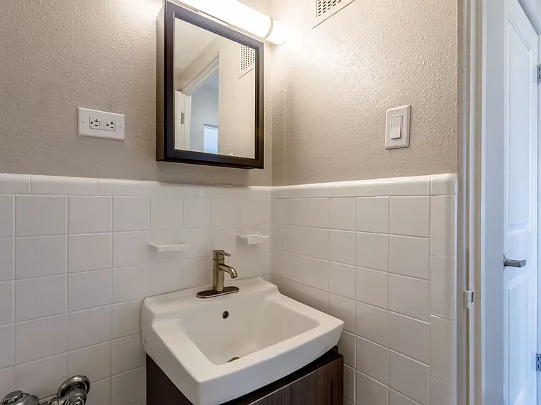 Camellia Apartments — Photo 16