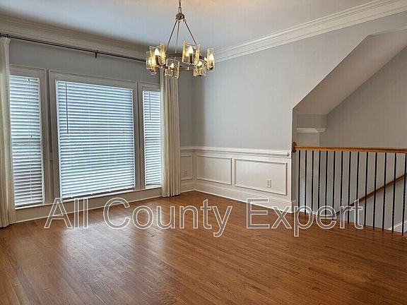 5th image of 871 Lenox Ct NE