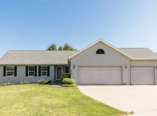 506 Hearthstone Dr NW, Cedar Rapids, IA 52405