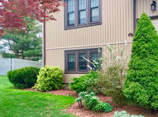 5 Peckham Pl, Bristol, RI 02809