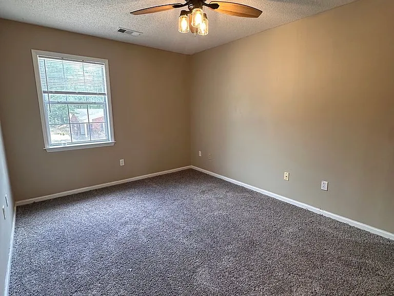 900 Country Club Rd — Photo 14