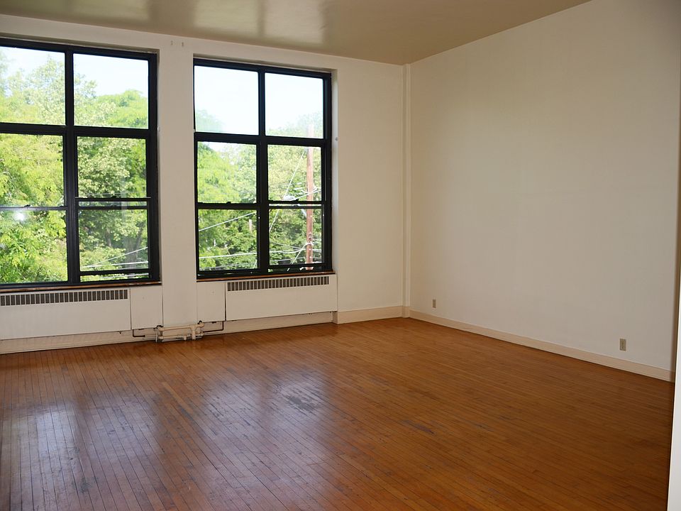 2nd image of 301 S Geneva St APT 2E