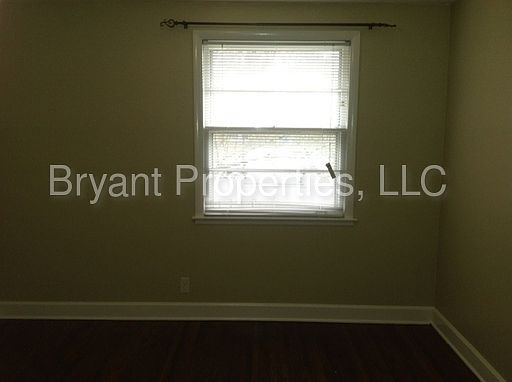 4th image of 1915 Sweetbriar Ave