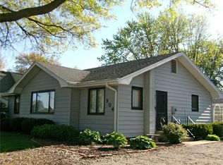 904 W 5th St, Pella, IA 50219
