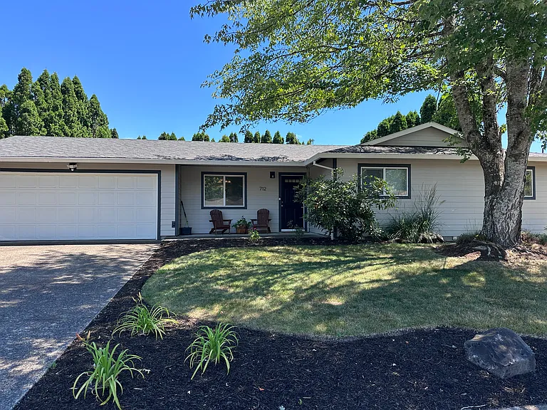 712 SW Cypress St — Photo 2