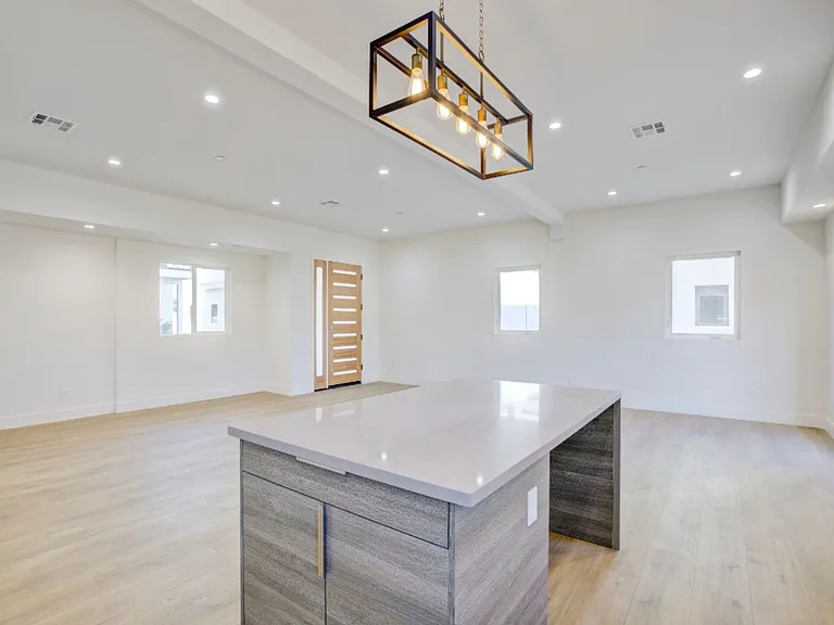 5639 Riverton Ave — Photo 6