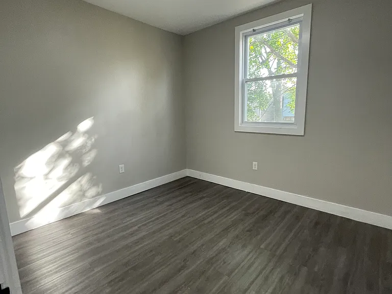 494 S 18th St #4L — Photo 4