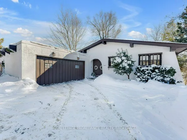 807 Wartman Ave, Kingston, ON K7M 4M3