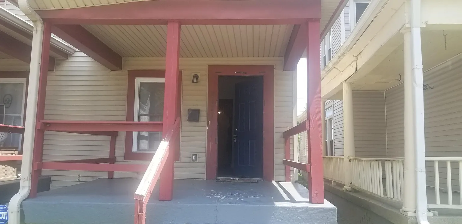2421 N Kenwood Ave photo 1