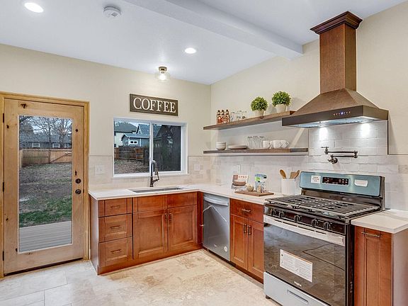 2nd image of 615 Maple St