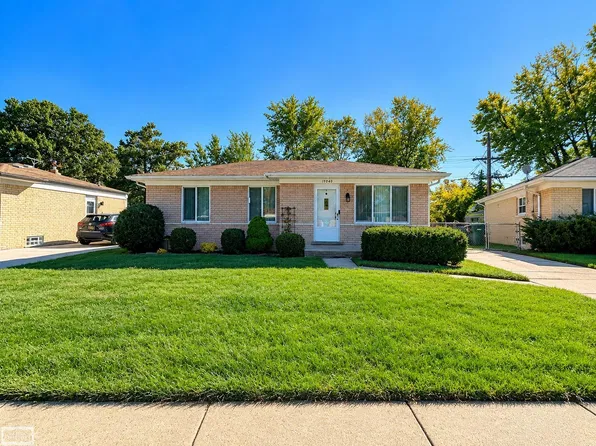 19040 Rosegarden St, Roseville, MI 48066