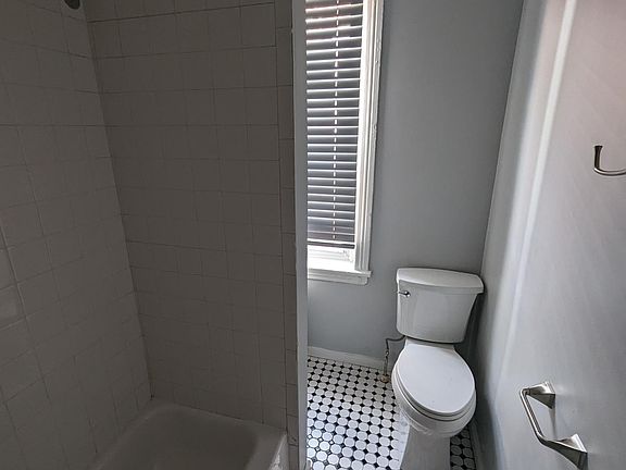 5th image of 1432 N Hobart St