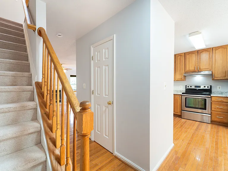 413 Lakeview Ct — Photo 5