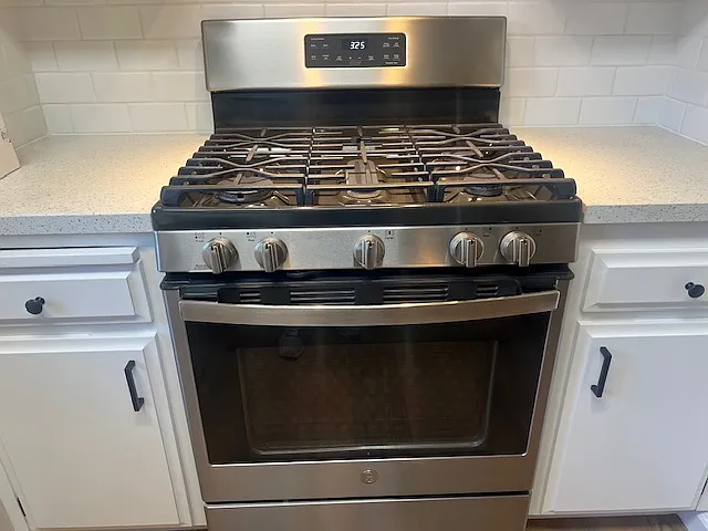 gas stove with automatic oven cleaning cycle.