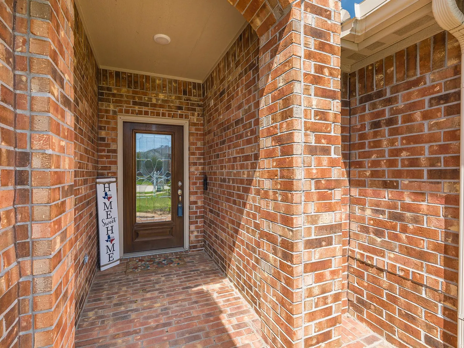 4 bed, 2.0 bath, 2086 sqft, $2,600 — Photo 2