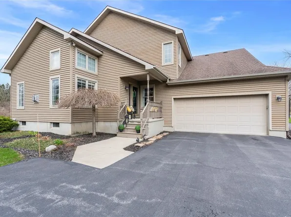 24 Willowbrook Dr, Auburn, NY 13021