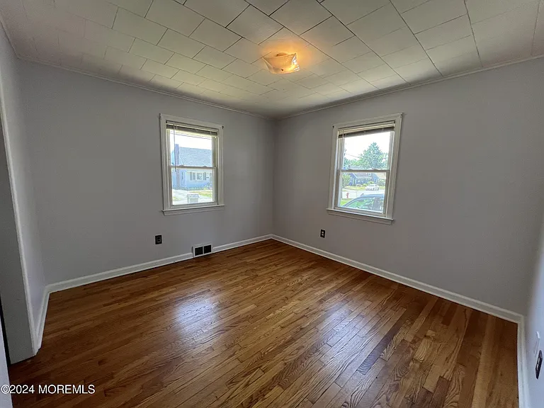 99 McLean St — Photo 12