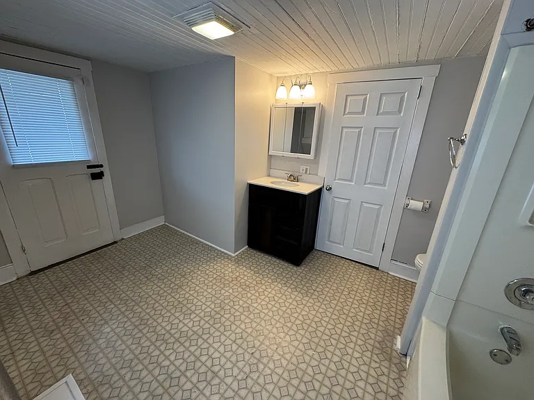 215 Washington St — Photo 15