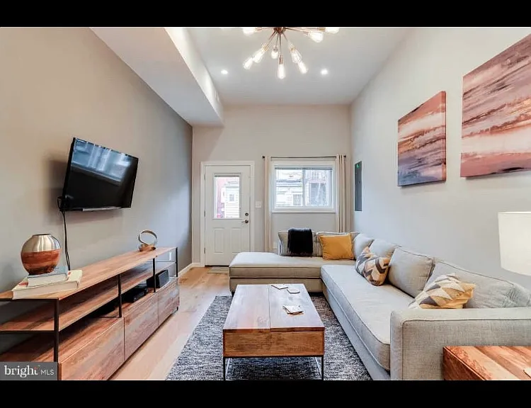 517 S Glover St — Photo 3