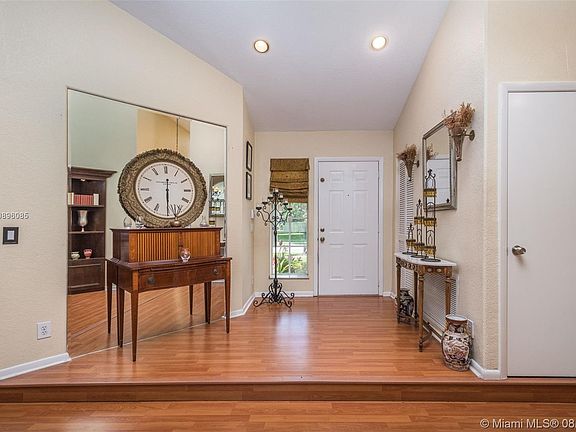 3rd image of 1045 Spyglass
